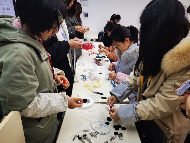 同学们积极地制作发饰