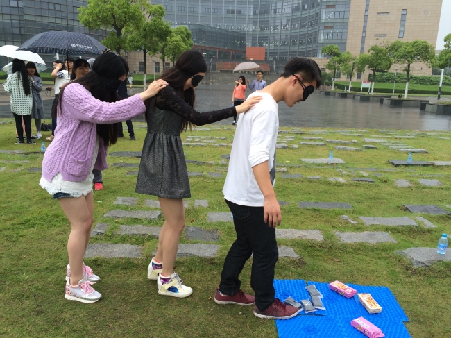 瞎子过河