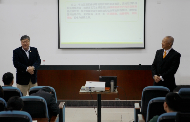 重点实验室主任达良俊教授主持会议 重点实验室主任达良俊教授主持会议